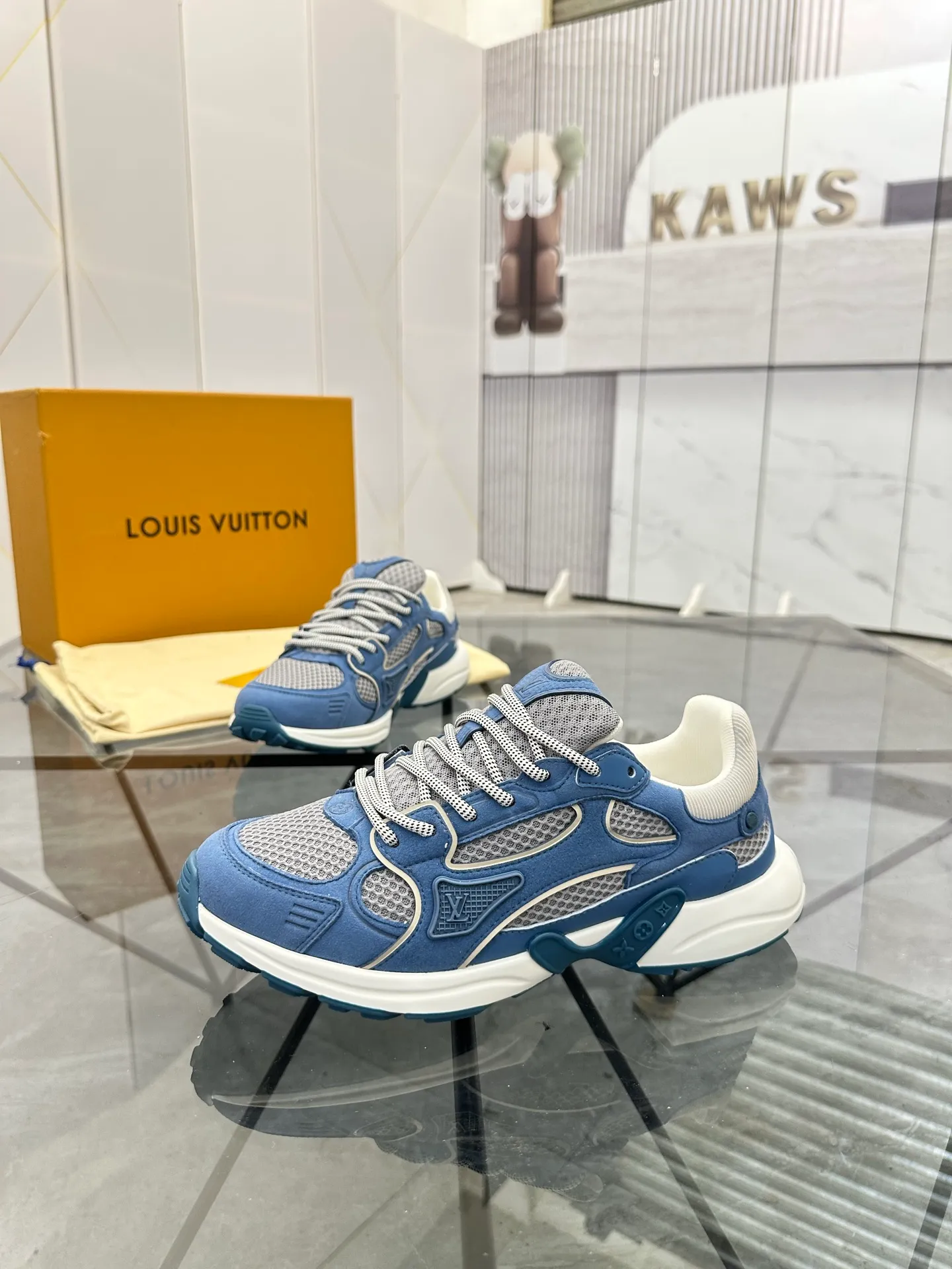 Men's shoes: 💰P660¥ Top quality Product trademark: LV* "Louis Vuitton*" low-top casual shoes Regular size: 35-44 (can be customized to 45.46) Couple style Product materials: Upper imported cowhide stitching original material, breathable lining, original outsole. Number: H218